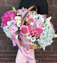 Цветочная композиция из Розы, Хризантемы, Пионы и Лизиантусы в корзине в Дядьковской