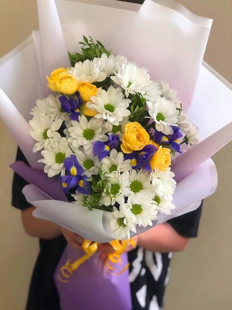 Букет цветов из: Ирисы, Хризантемы и Розы в Дядьковской