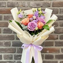 Букет цветов из:  Лизиантусы и Розы в Дядьковской