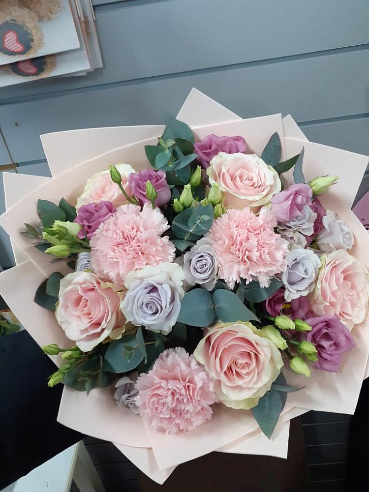 Букет цветов из: Розы, Гвоздики и Лизиантусы в Дядьковской