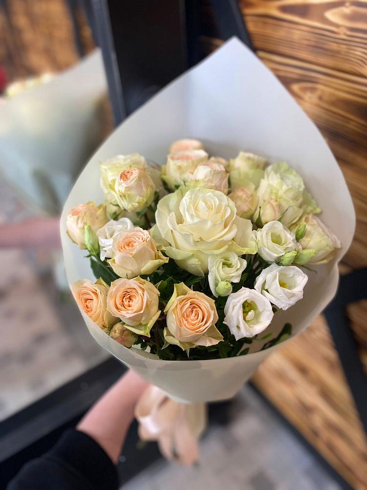 Букет цветов из: Розы и Лизиантусы в Дядьковской